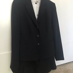 Tahari black to dark Navi business suit. Tahari jacket. Tahari skirt